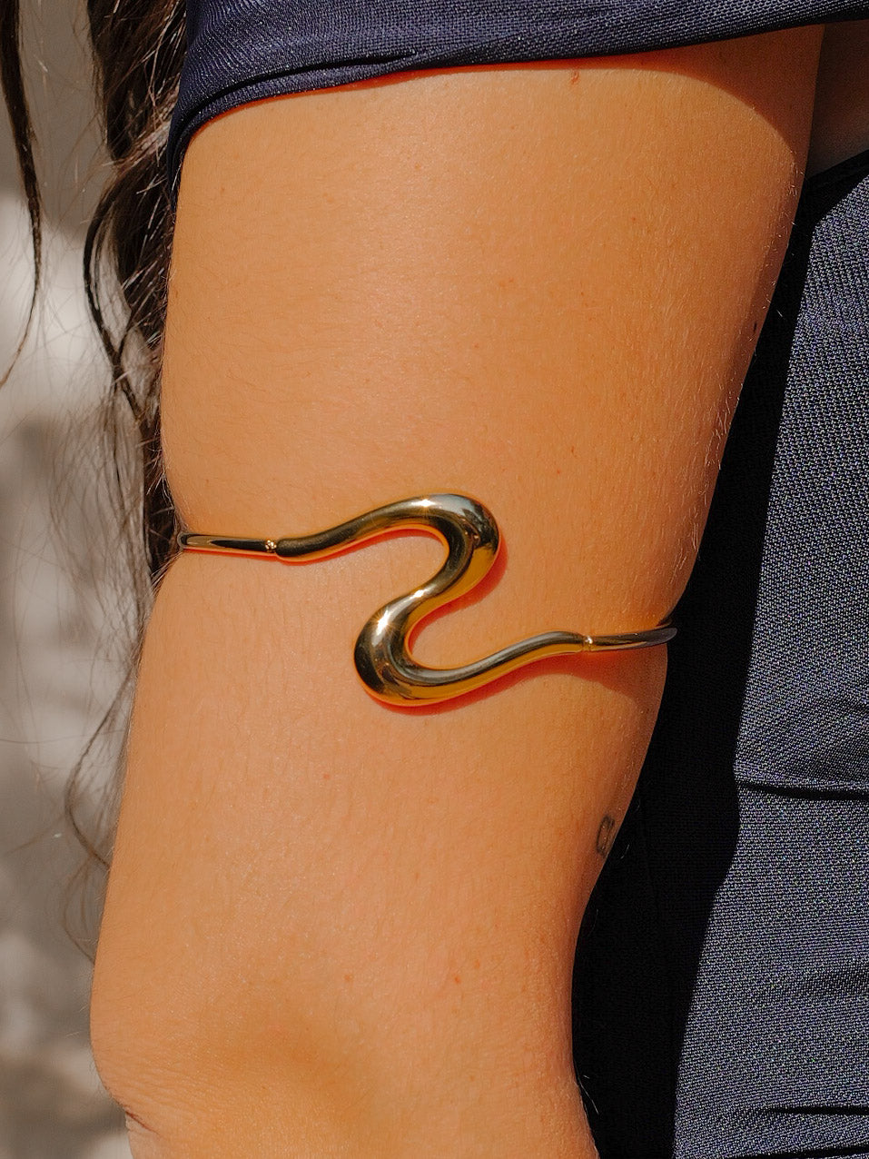 Marea | Brazalete fino de ola dorado
