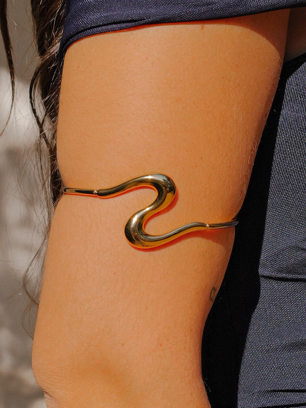 Marea | Brazalete fino de ola dorado