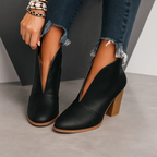 Catalina | Botines con corte en V