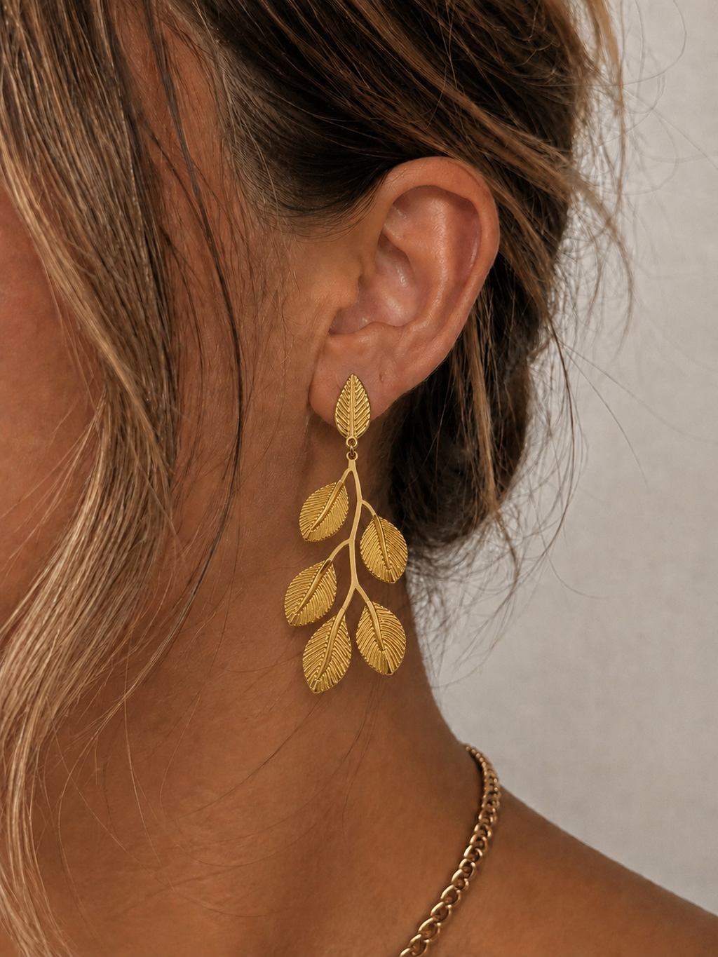 Gema | Pendientes de hojas en relieve dorados