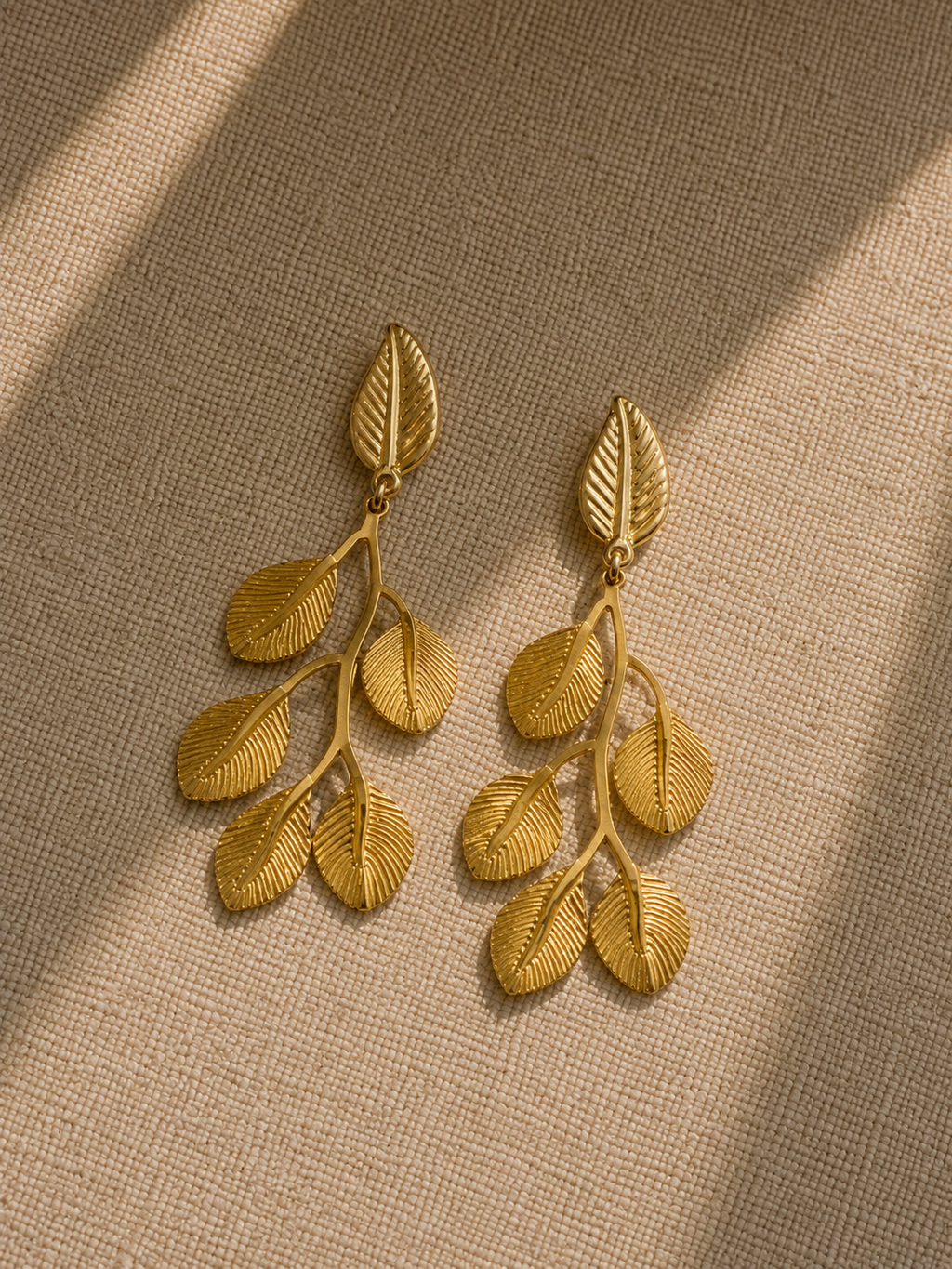 Gema | Pendientes de hojas en relieve dorados