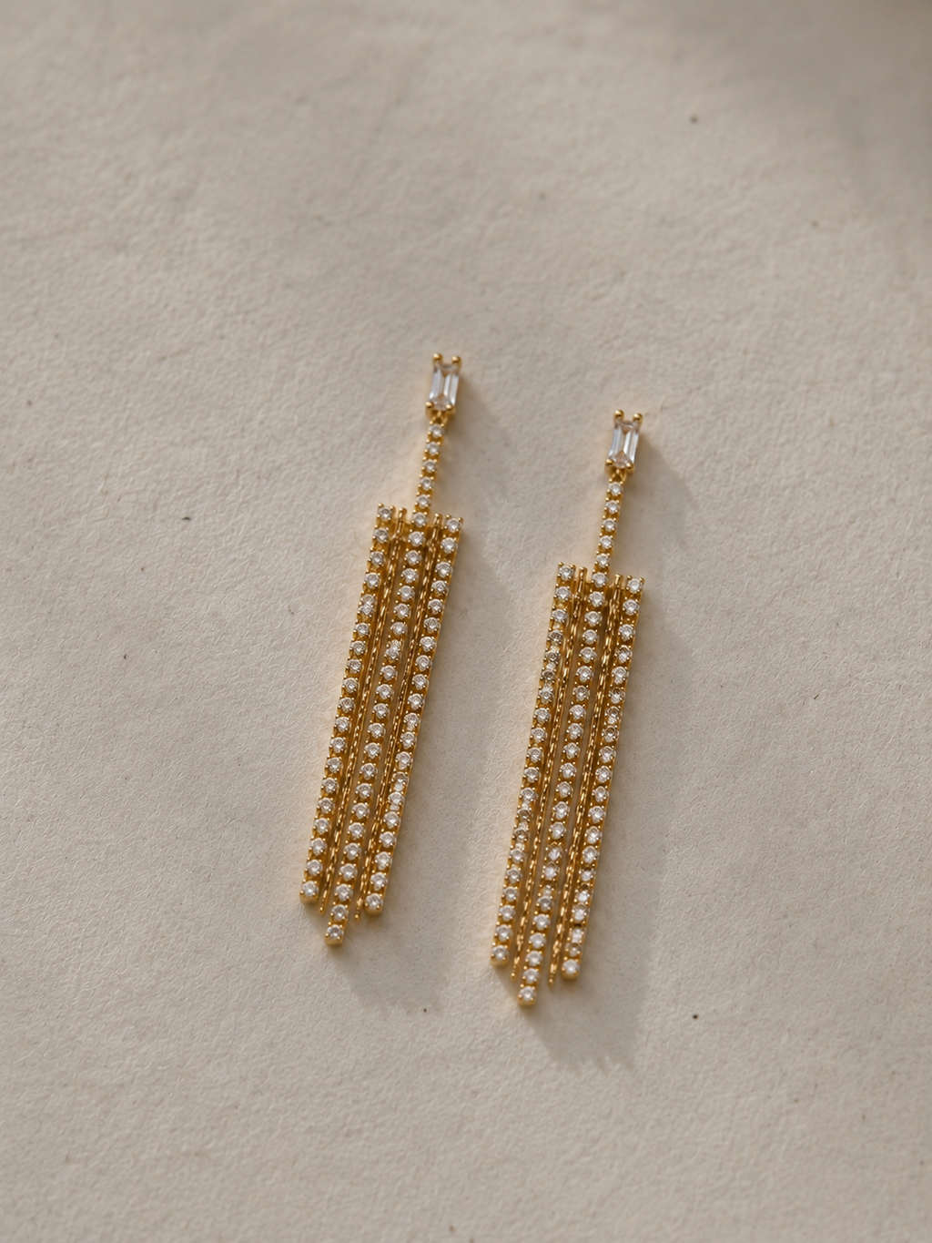 Lidia | Pendientes largos de brillos dorados