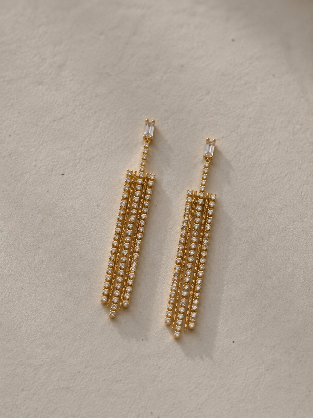 Lidia | Pendientes largos de brillos dorados