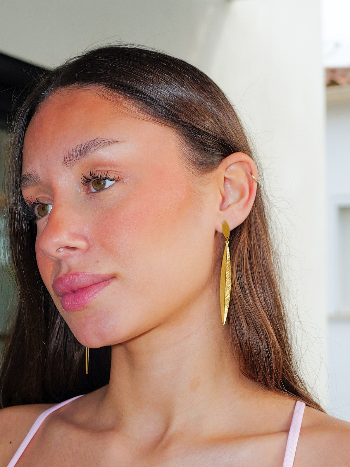 Alba | Pendientes largos en relieve dorados