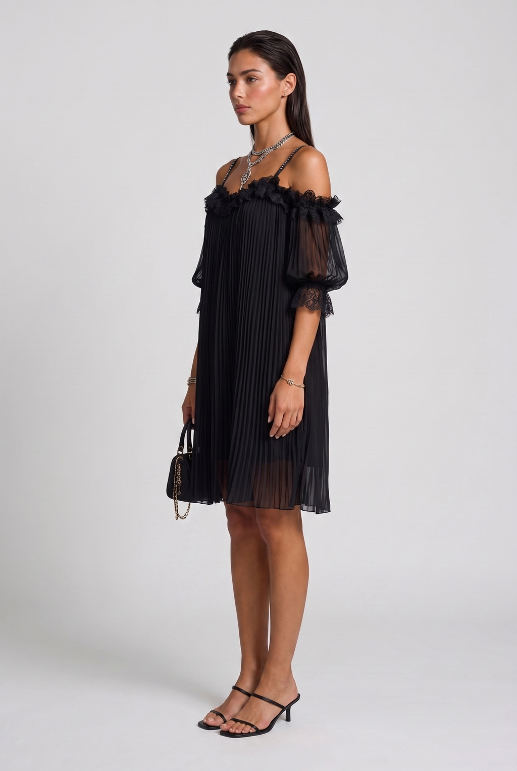Noemí | Vestido corto negro de hombros descubiertos