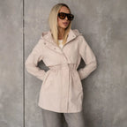 Abril | Parka con capucha y cintura ajustable