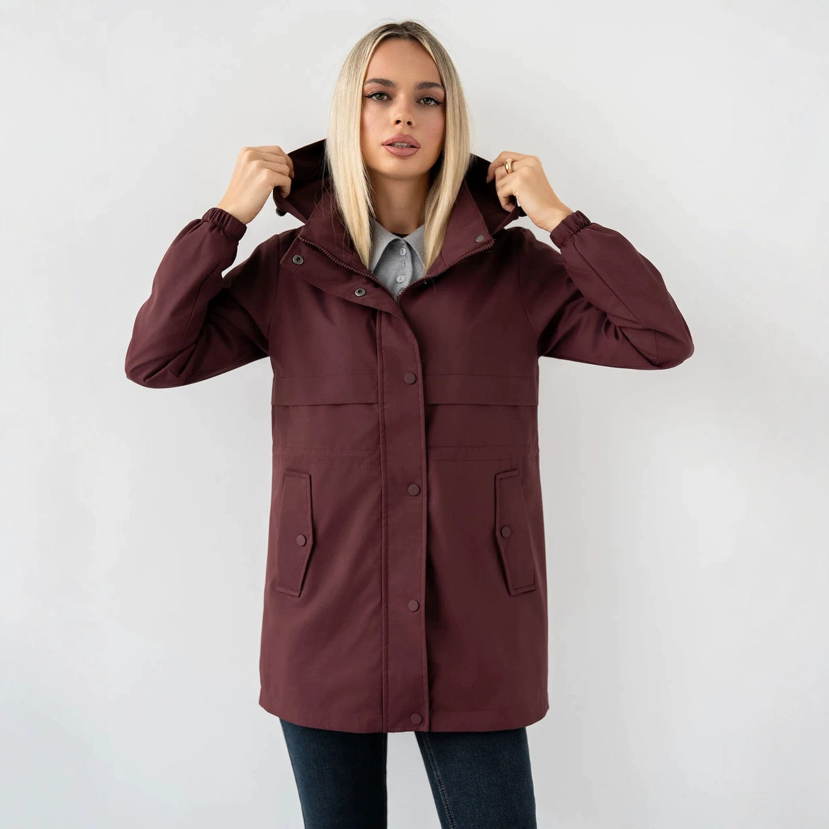Abril | Parka con capucha y cintura ajustable