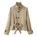 Pilar | Gabardina corta con cuello alto y cinturón