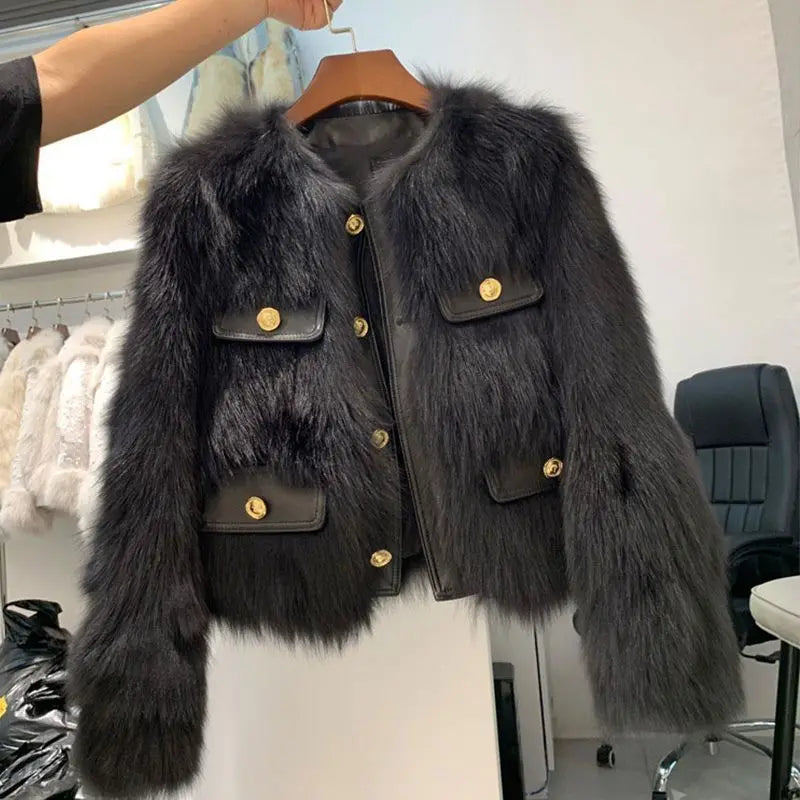 Susana | Chaqueta corta de pelo con botones dorados