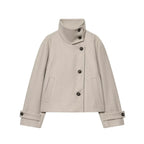 Nerea | Chaquetón de cuello alto con botones asimétricos