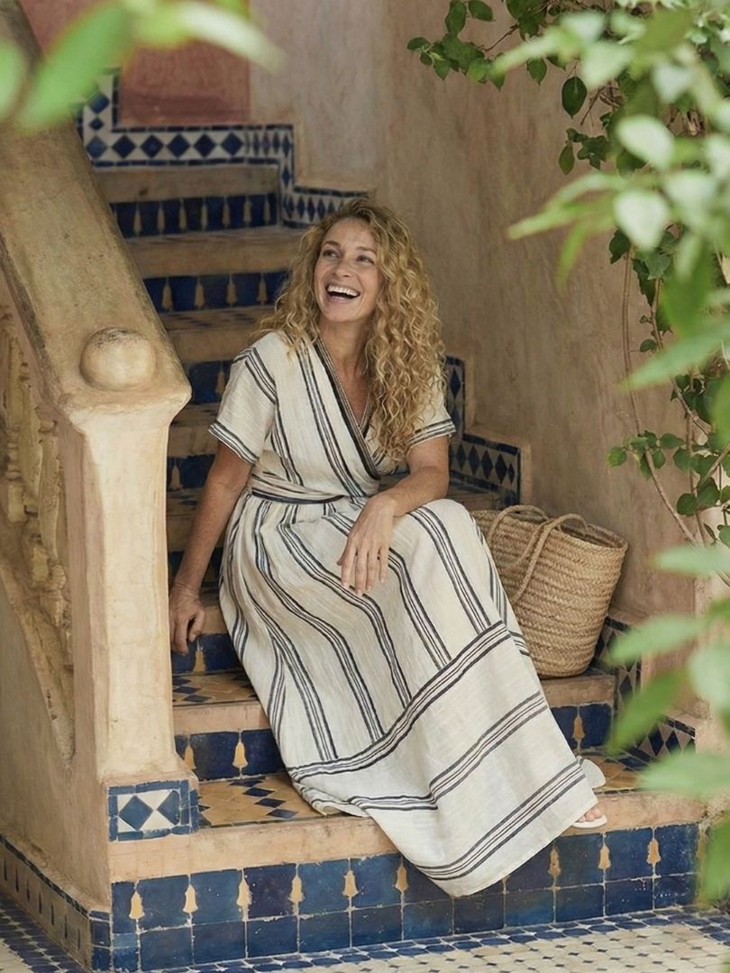 Alexia | Vestido midi entallado con escote en V y mangas cortas