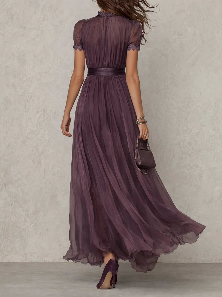 Flavia | Vestido largo morado con escote en forma de llave y ribete de encaje