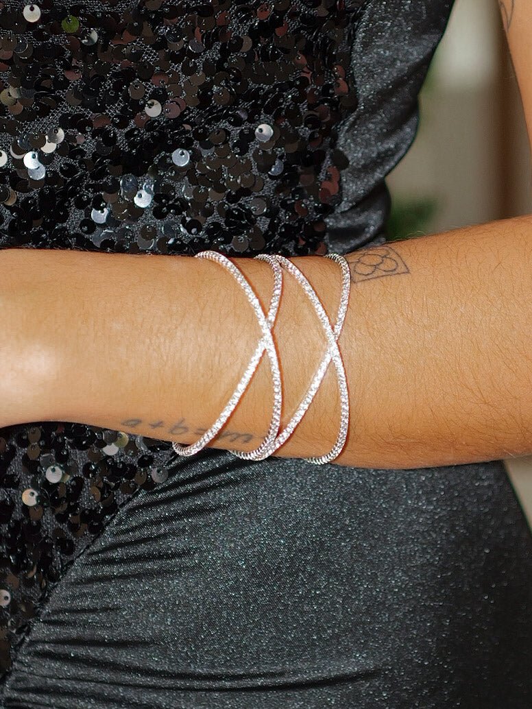 Zafiro | Brazalete cruzado con brillos plateado
