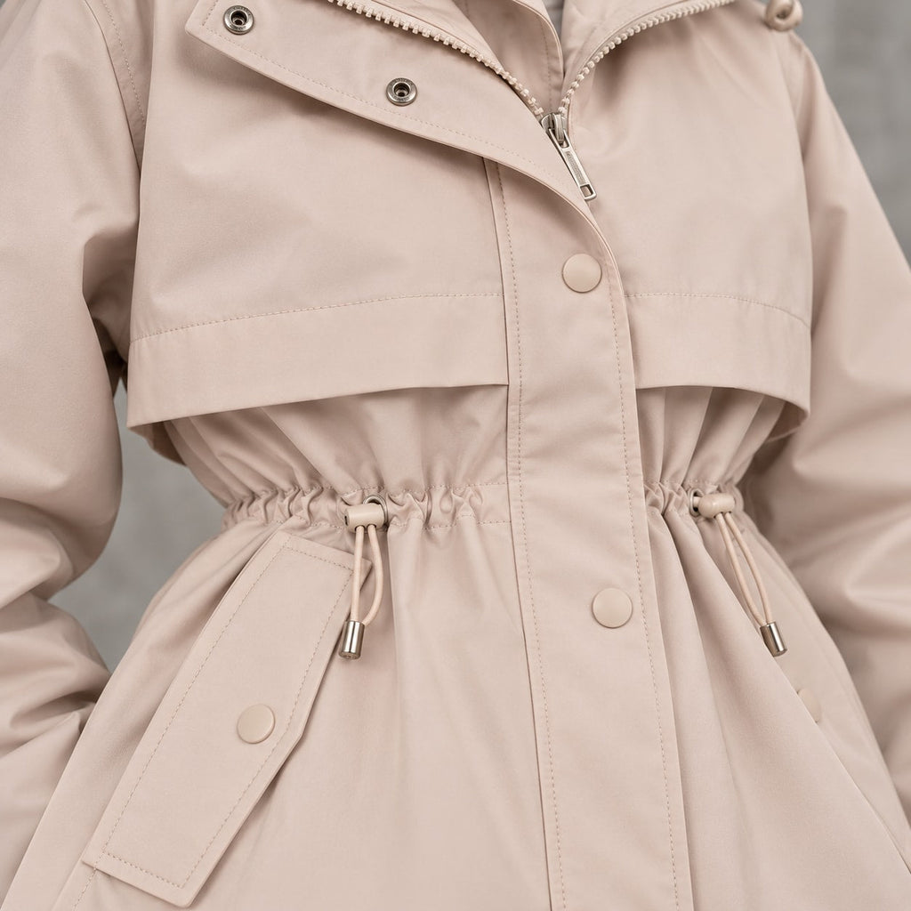 Abril | Parka con capucha y cintura ajustable