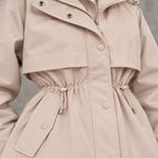 Abril | Parka con capucha y cintura ajustable