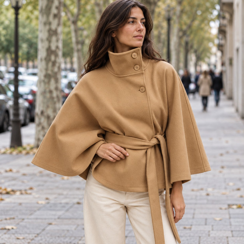 Esperanza | Abrigo capa con cuello alto y cinturón