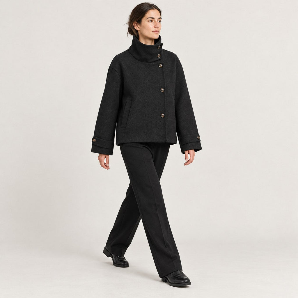 Nerea | Chaquetón de cuello alto con botones asimétricos