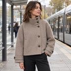 Nerea | Chaquetón de cuello alto con botones asimétricos