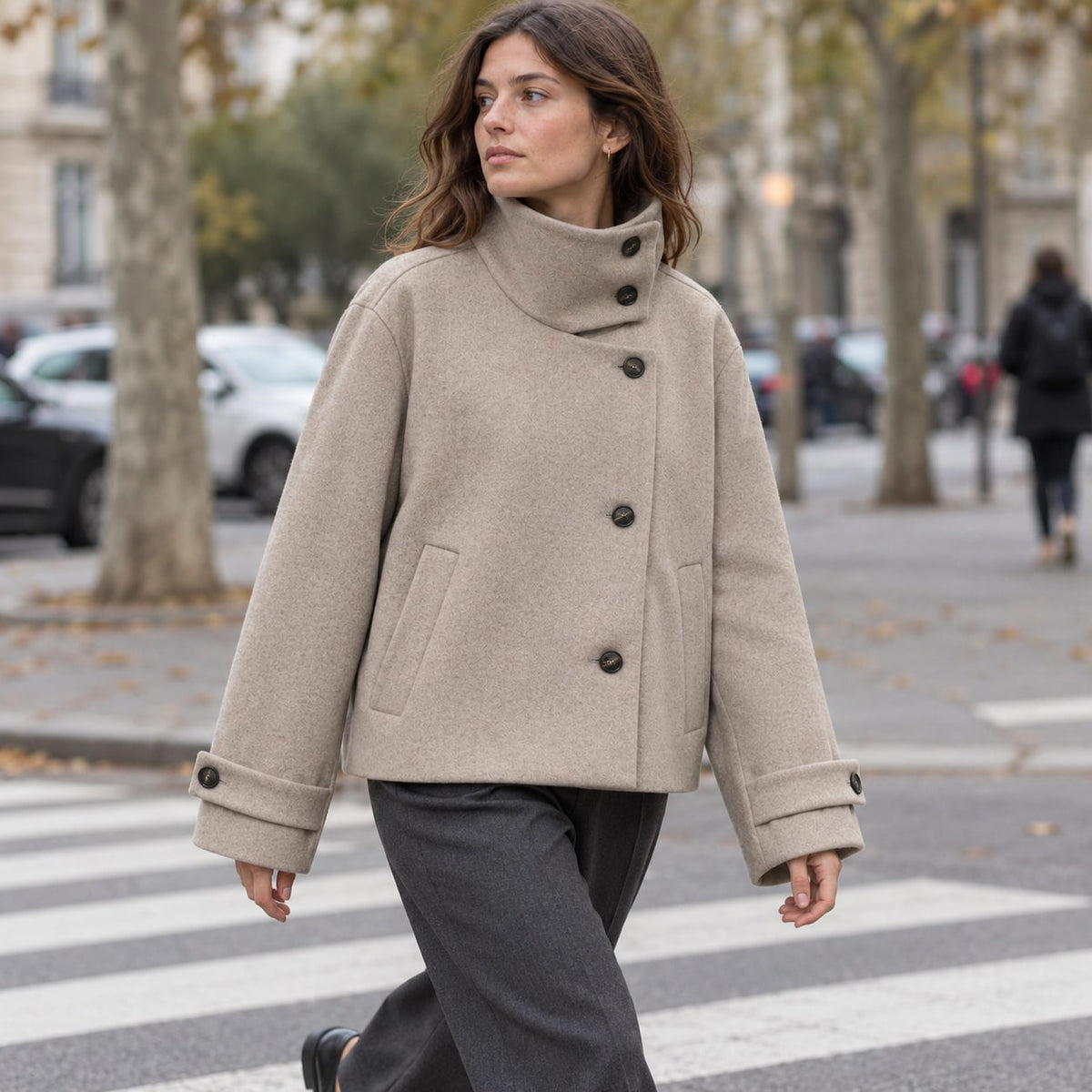 Nerea | Chaquetón de cuello alto con botones asimétricos