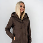 Abril | Parka con capucha y cintura ajustable