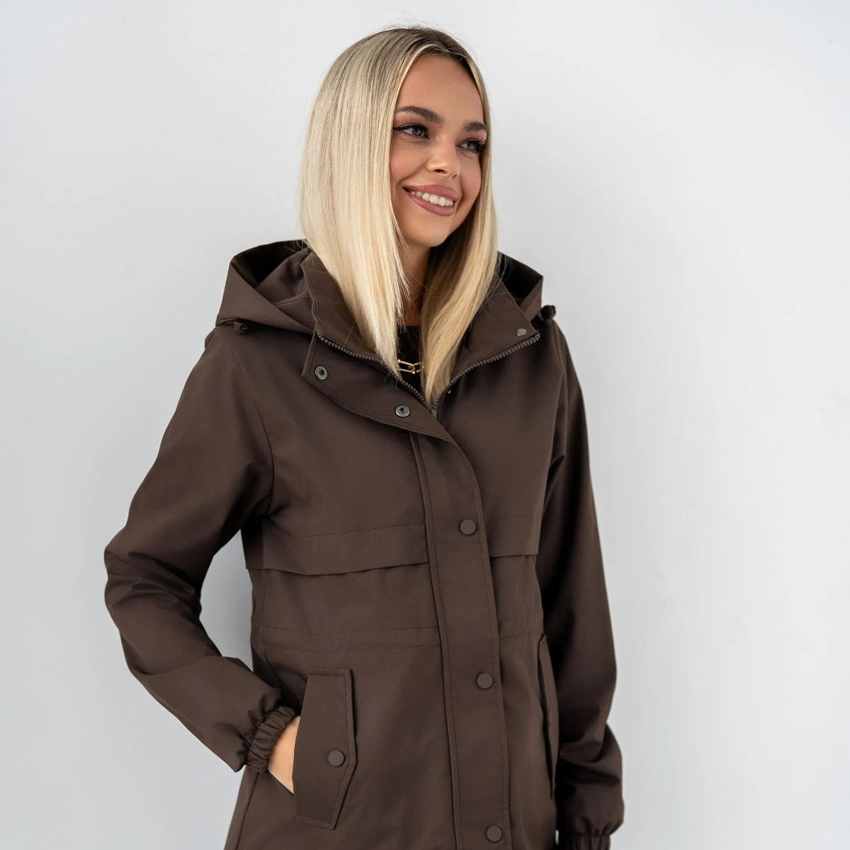 Abril | Parka con capucha y cintura ajustable