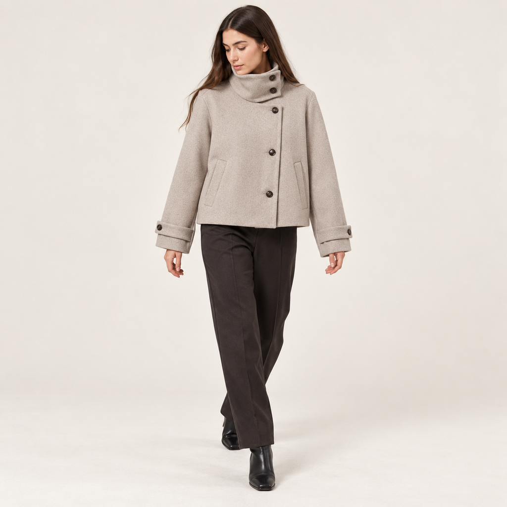 Nerea | Chaquetón de cuello alto con botones asimétricos