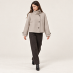 Nerea | Chaquetón de cuello alto con botones asimétricos