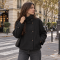 Nerea | Chaquetón de cuello alto con botones asimétricos