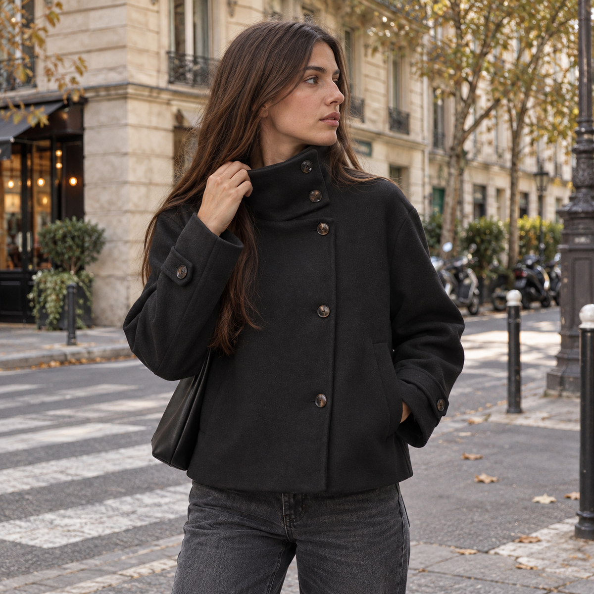 Nerea | Chaquetón de cuello alto con botones asimétricos