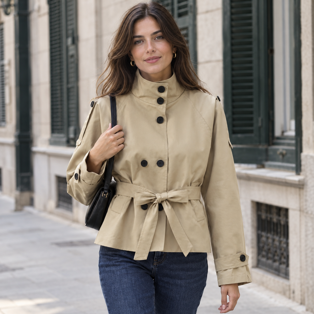 Pilar | Gabardina corta con cuello alto y cinturón