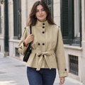 Pilar | Gabardina corta con cuello alto y cinturón