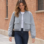 Raquel | Bomber corta con bolsillos de solapa