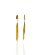 Alba | Pendientes largos en relieve dorados