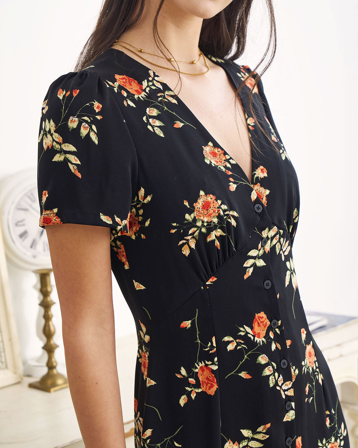 Vestido largo negro de manga corta con cuello en V y estampado floral