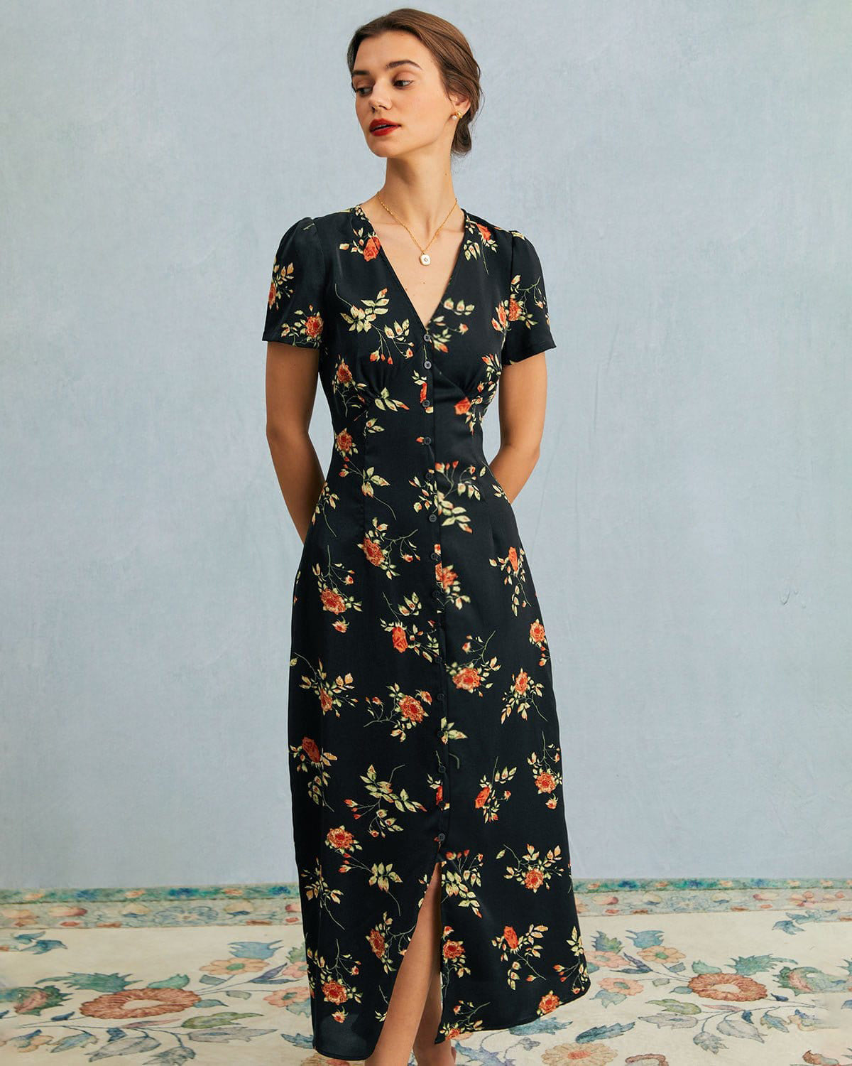 Vestido largo negro de manga corta con cuello en V y estampado floral