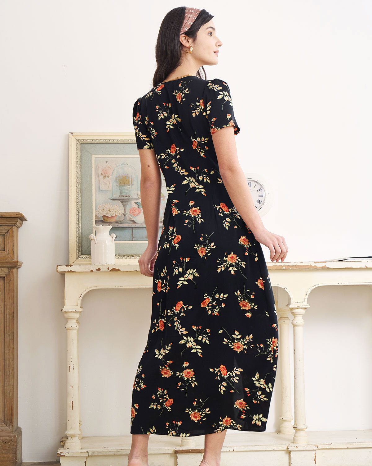 Vestido largo negro de manga corta con cuello en V y estampado floral
