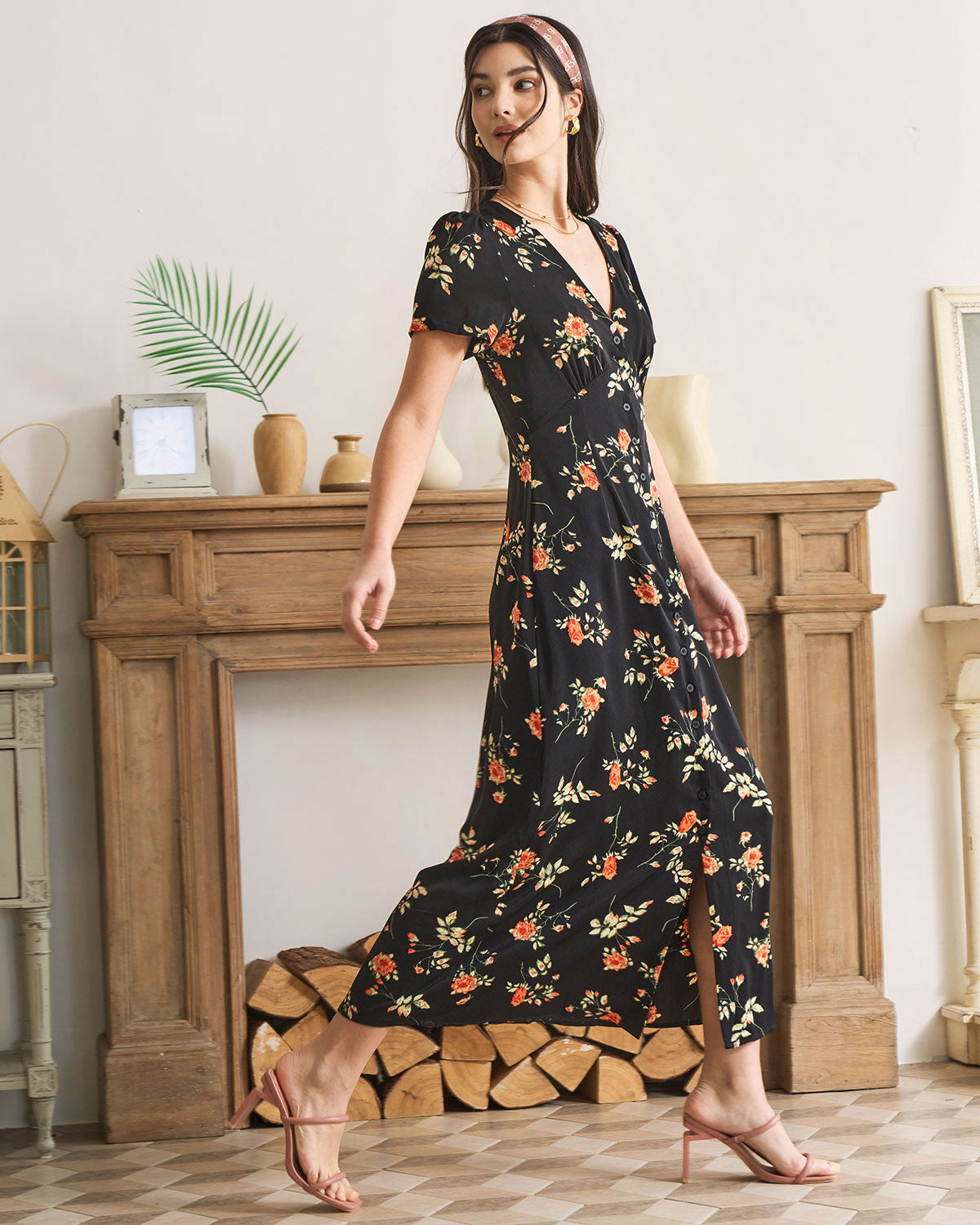 Vestido largo negro de manga corta con cuello en V y estampado floral
