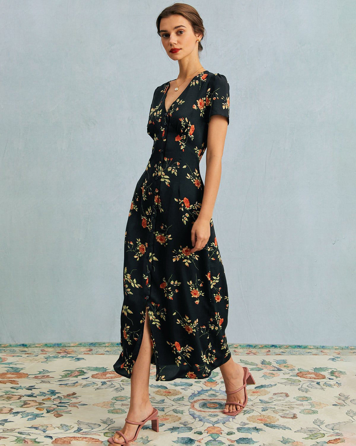 Vestido largo negro de manga corta con cuello en V y estampado floral
