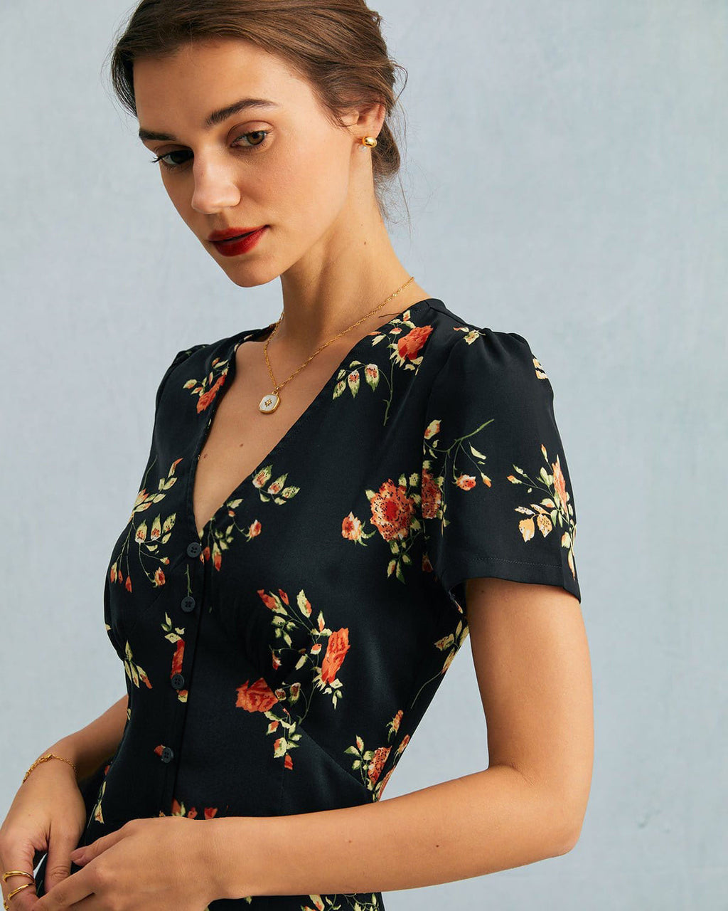 Vestido largo negro de manga corta con cuello en V y estampado floral