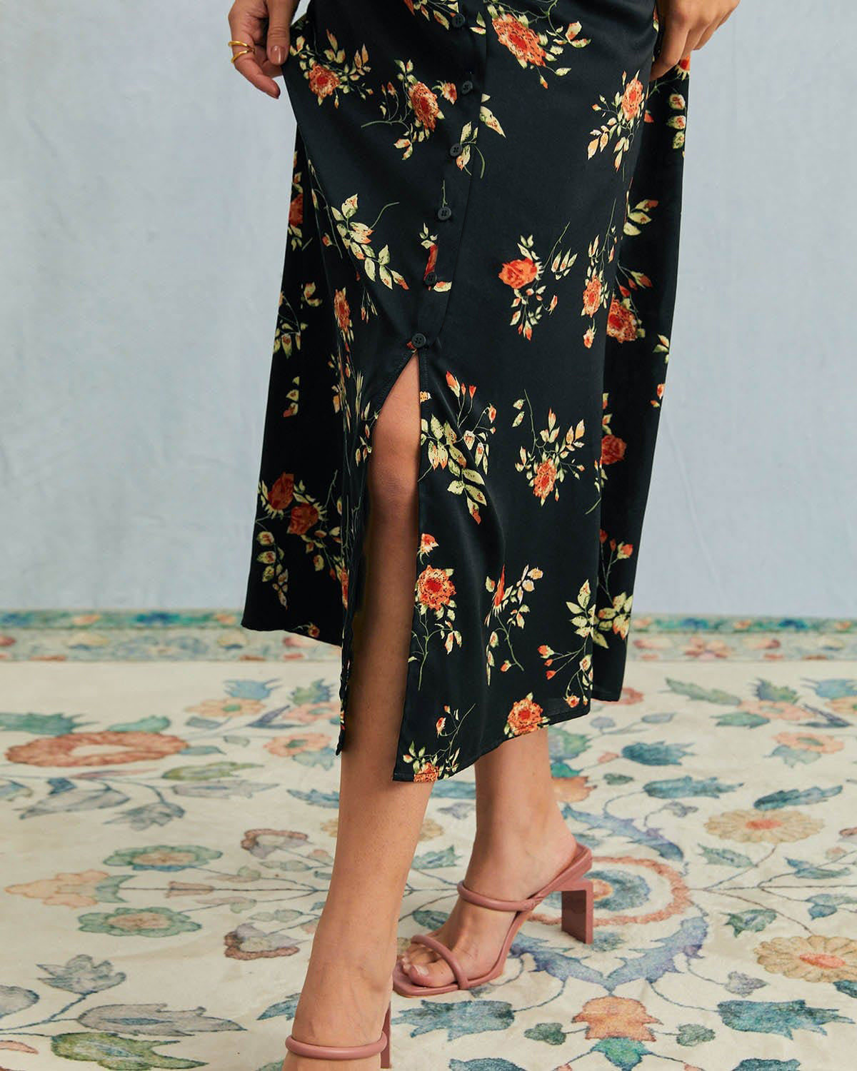 Vestido largo negro de manga corta con cuello en V y estampado floral